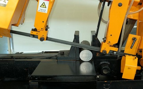 溆浦数控带锯床自动送料精度会出现偏差吗？